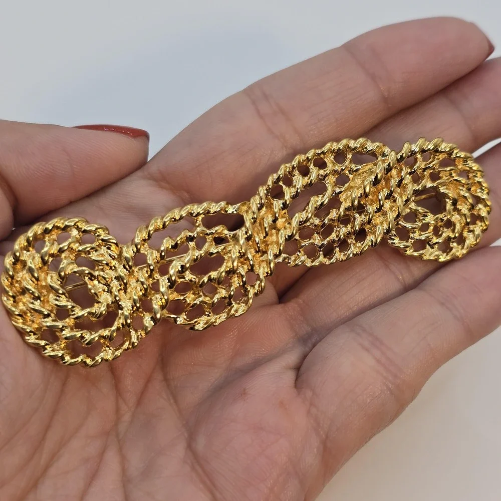 Vintage Trifari Gold‎ Infinity Brooch: 80s-90s Signed Statement Pin Textured